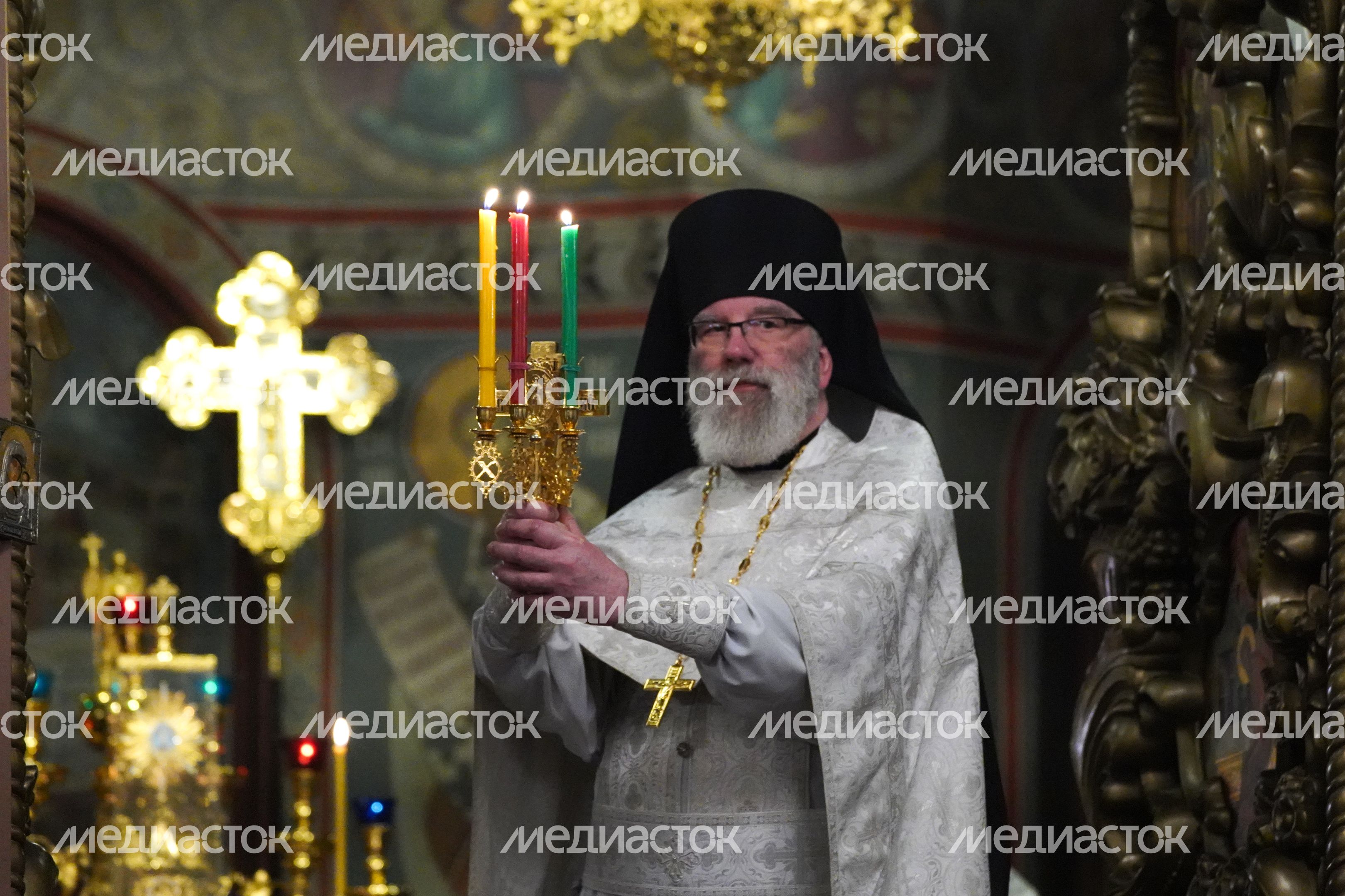 Пасхальная служба в Высоко‑Петровском монастыре в Москве