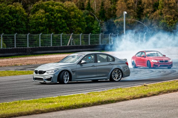 Дрифт-гонка автомобилей по автодрому Moscow Raceway на фестивале «Дрифт Экспо» в Волоколамске