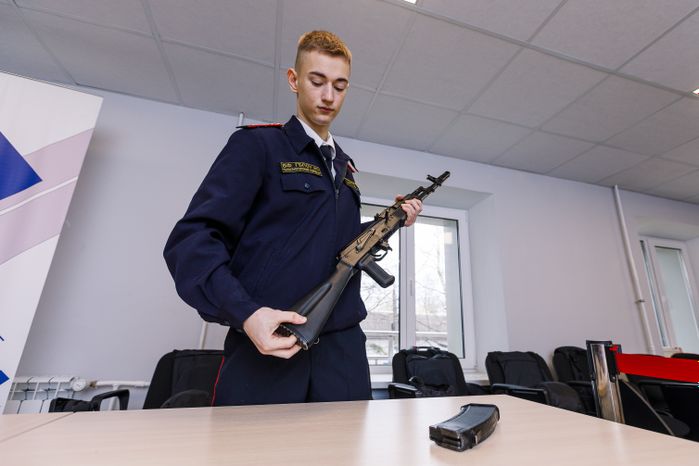 Практические занятия по стрельбе студентов в Волоколамском филиале Красногорского колледжа