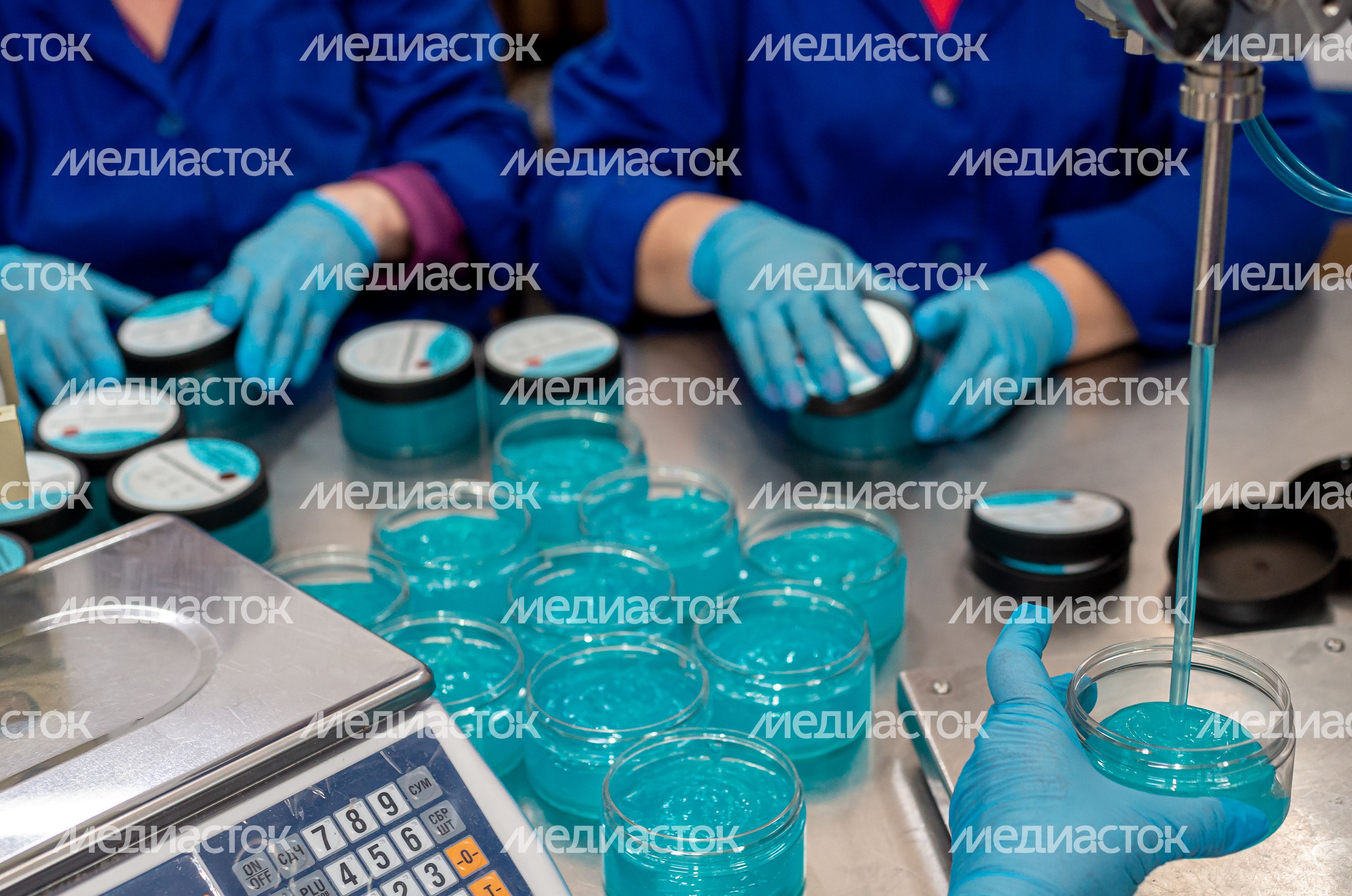 Процесс работы фабрики косметического бренда Mixit