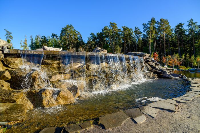 Водопад в парке Малевича осенью