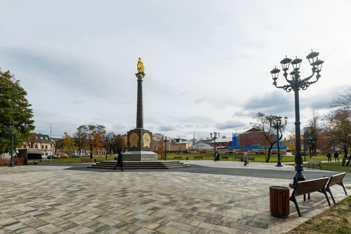 Памятник Екатерине II в Ногинске осенью