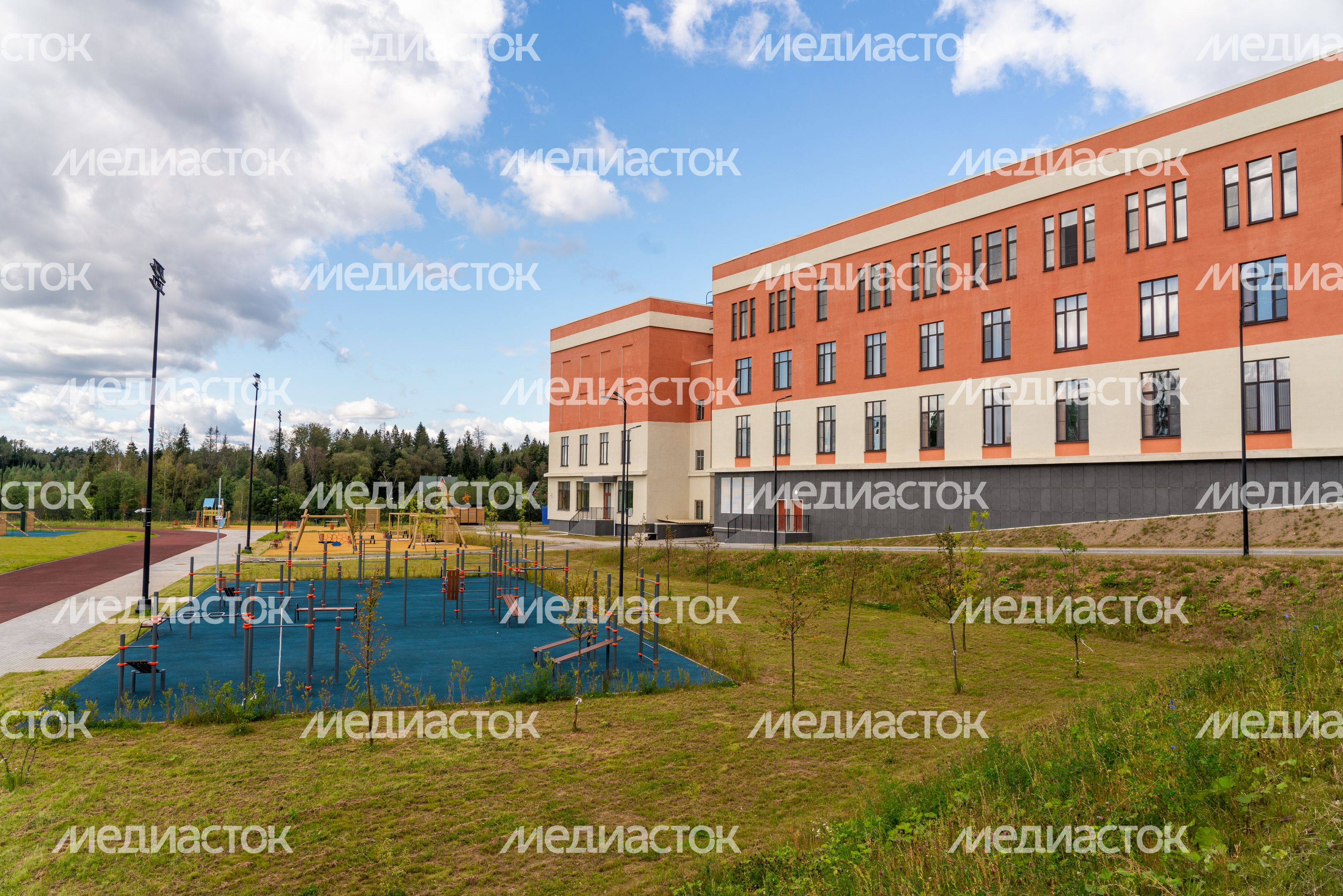 Спортивная площадка у нового корпуса образовательного центра «Сабурово» в Красногорске Спортивная площадка у нового корпуса образовательного центра «Сабурово» в Красногорске