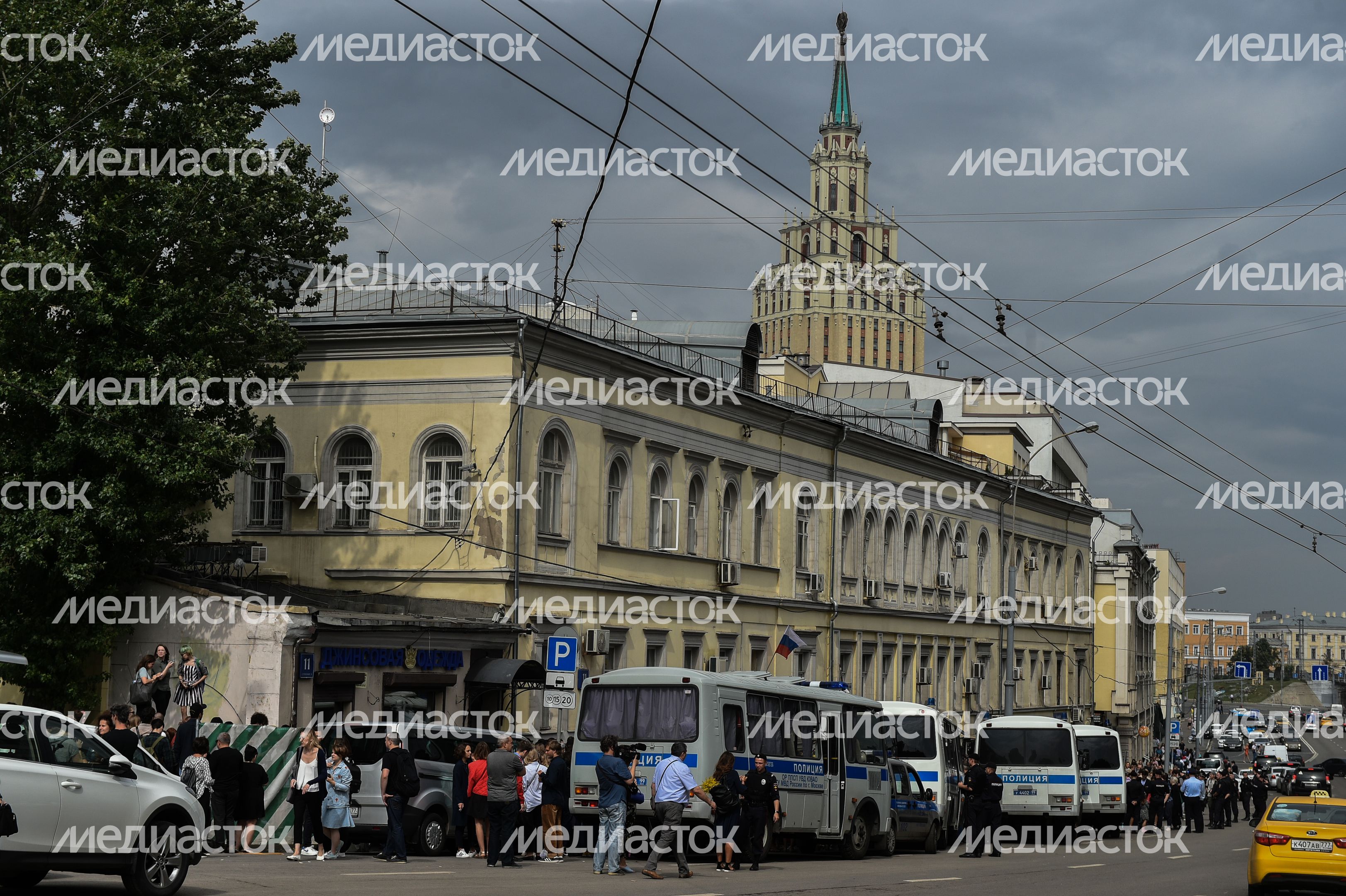 Кириллу Серебренникову избрали меру пресечения в Басманном суде Кириллу Серебренникову избрали меру пресечения в Басманном суде