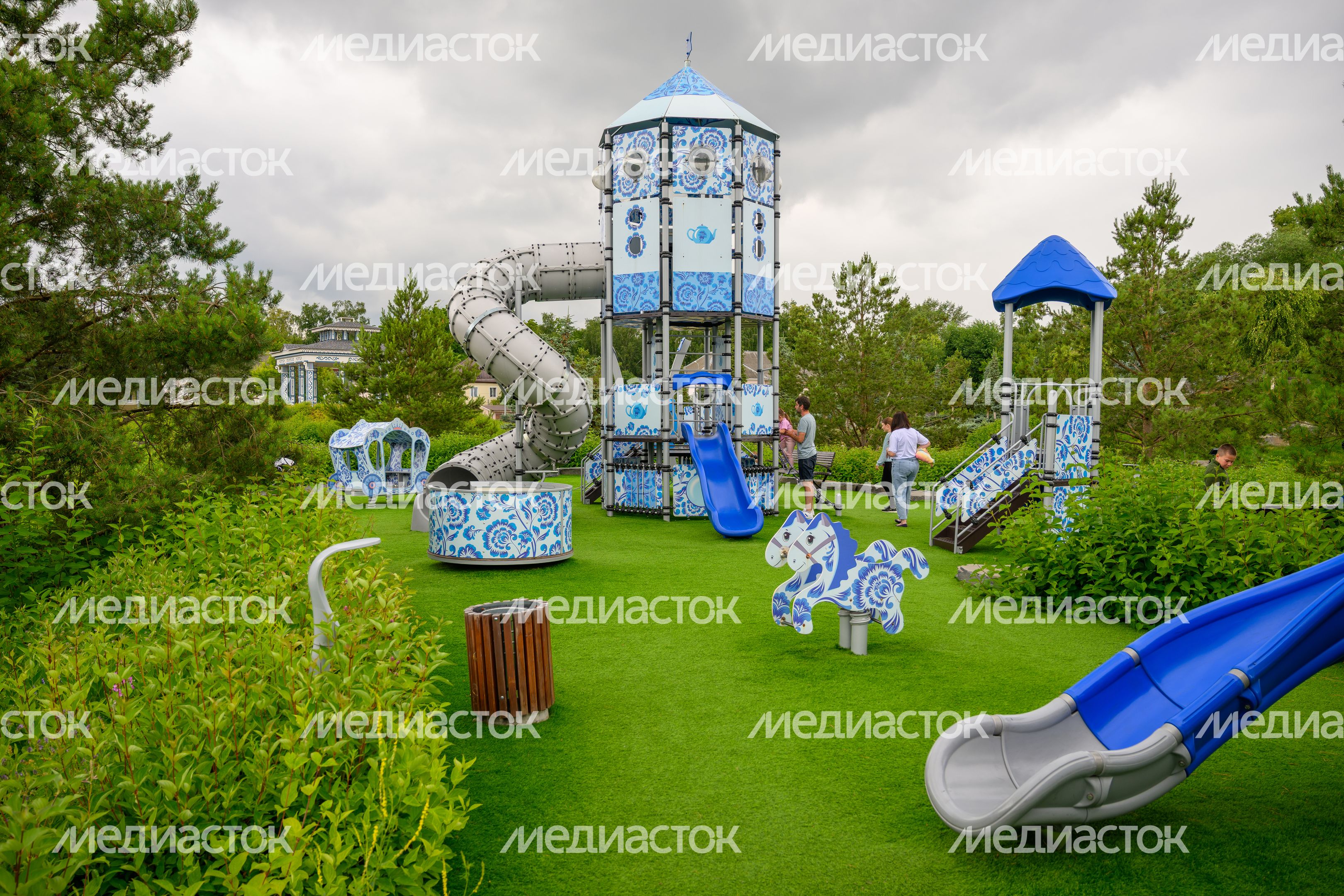 Детская площадка в стиле гжель в Гжельском парке культуры и отдыха (парк «Гжель») Раменского округа