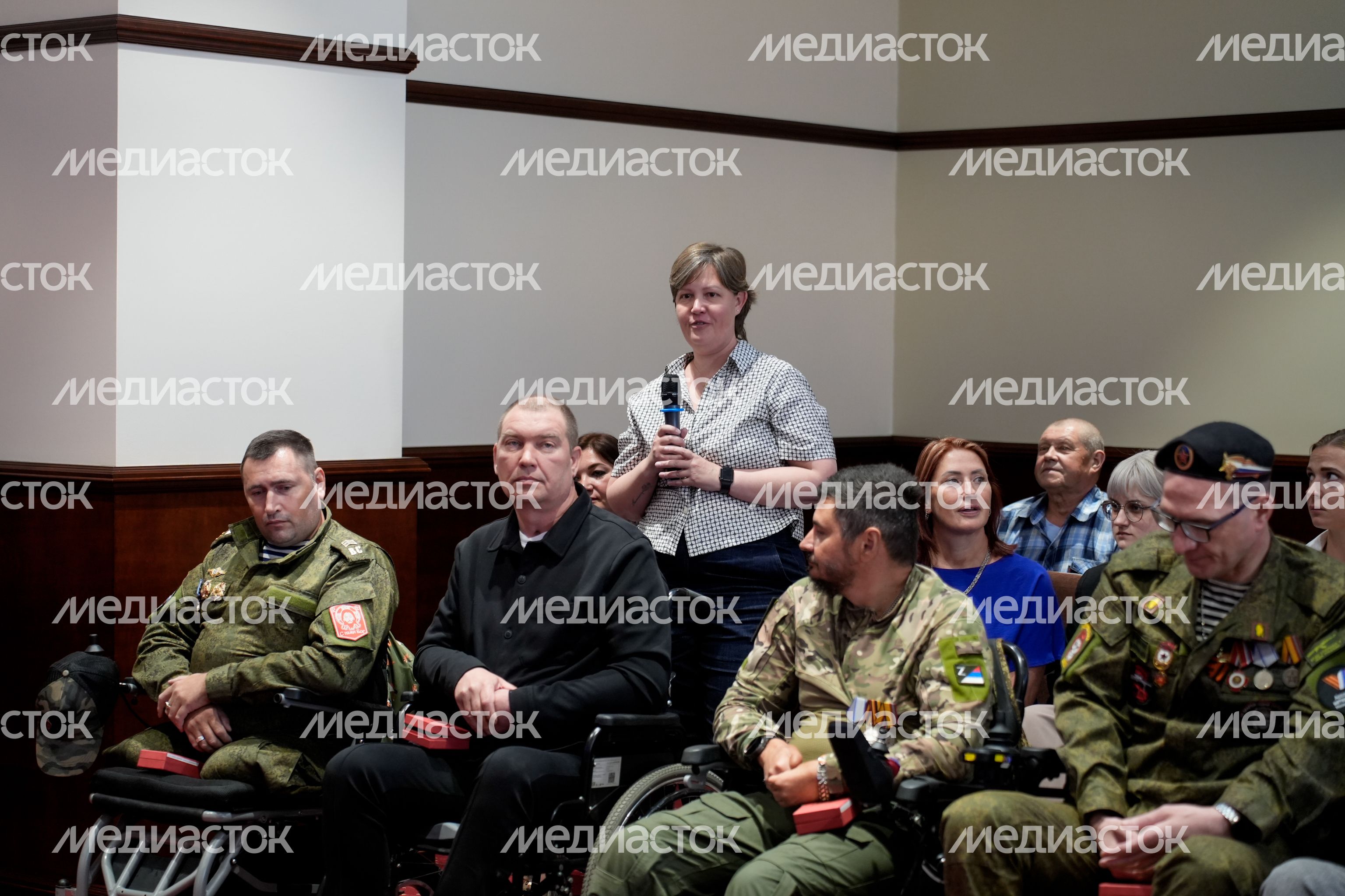 Вручение ключей от автомобилей ветеранам СВО и семьям погибших Героев Вручение ключей от автомобилей ветеранам СВО и семьям погибших Героев