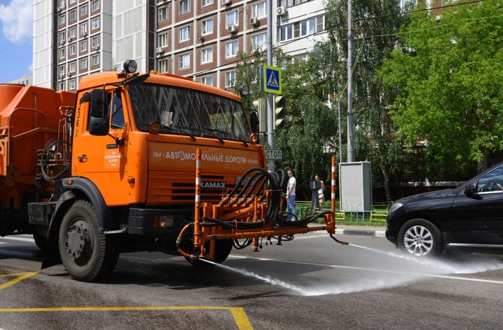 Поливальная машина в Москве