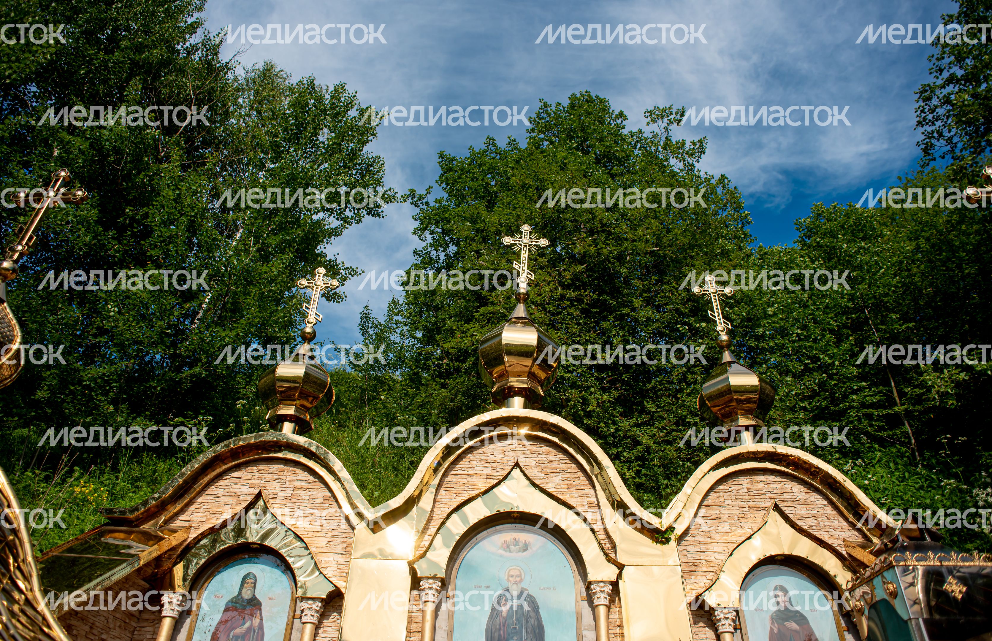 Летние виды Храма Преображения Господня в селе Радонеж