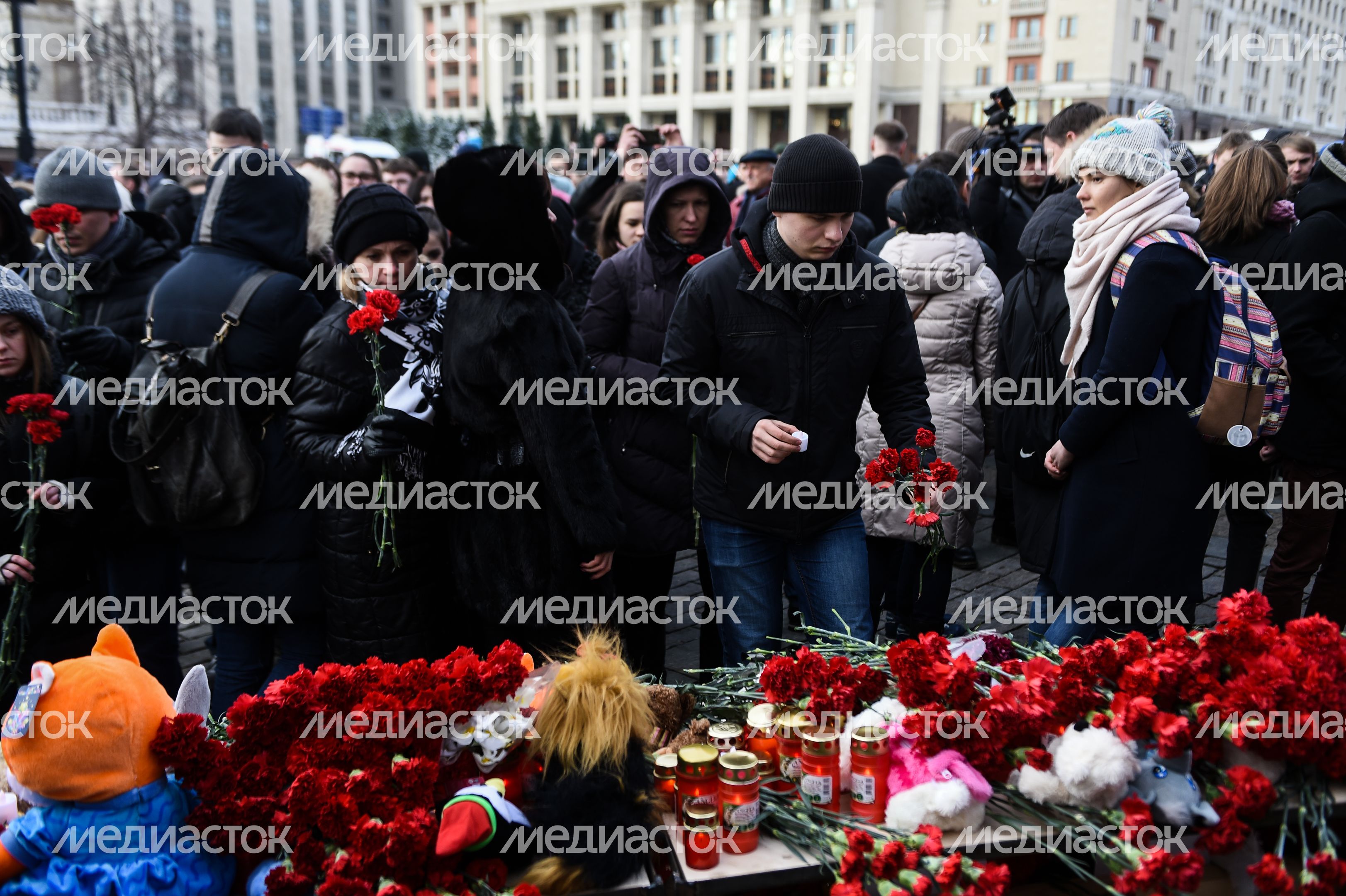 Акция в память о погибших в Кемерове на Манежной площади в Москве
