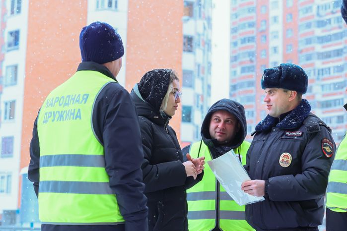 Народные дружинники и сотрудники полиции проводят обход территории