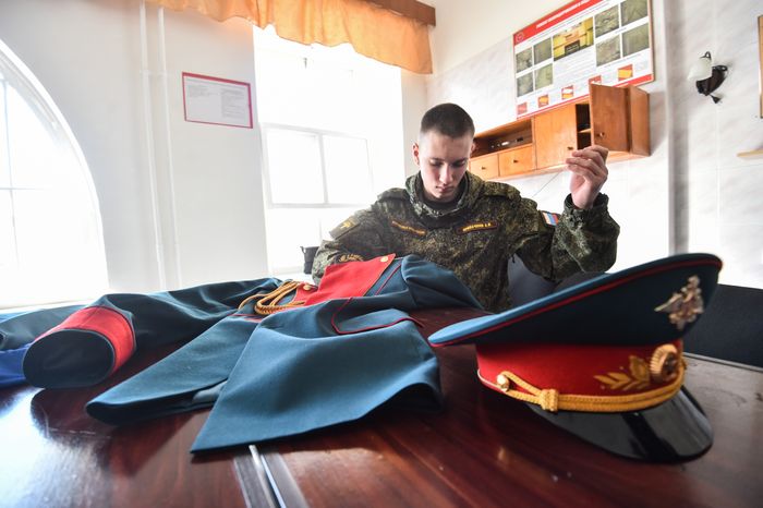Подготовка военнослужащих отдельного комендантского Преображенского полка к военному параду на Красной площади