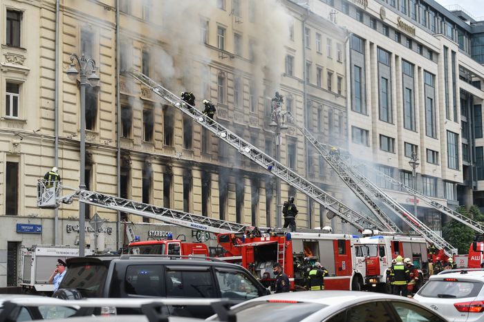 Пожар в реставрируемом здании на Тверской улице в Москве