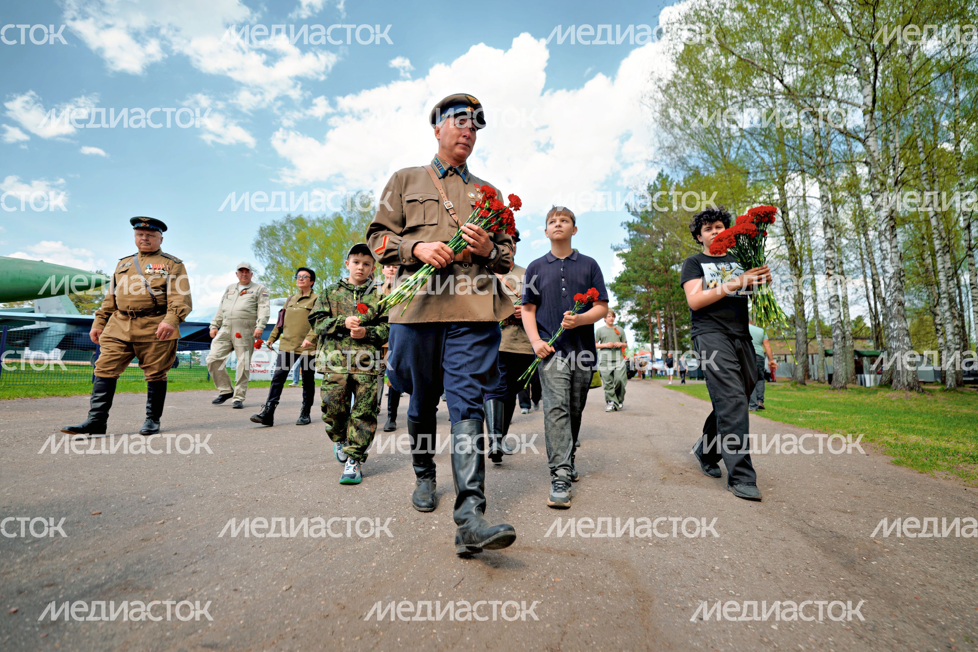Патриотическое воспитание: возложение цветов к памятнику летчикам в аэроклубе ВВС Одинцовского округа ко Дню Победы Патриотическое воспитание: возложение цветов к памятнику летчикам в аэроклубе ВВС Одинцовского округа ко Дню Победы