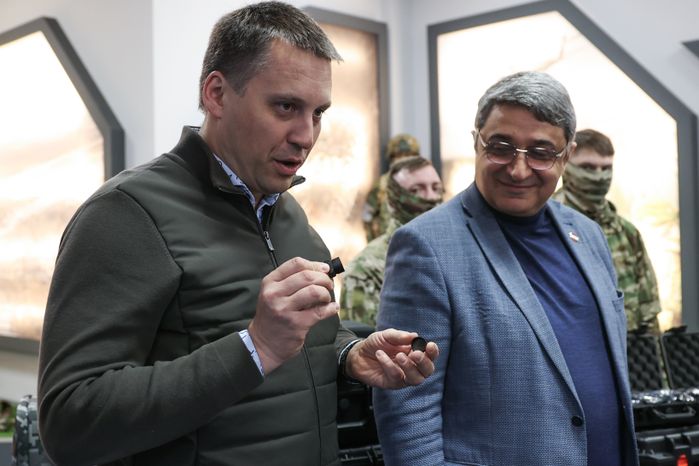 Команда губернатора Московской области передала бригаде спецназа ВДВ тепловизоры и дроны