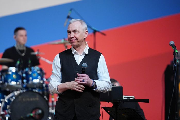 Лидер группы "Ва-БанкЪ" Александр Скляр выступает перед гостями форума