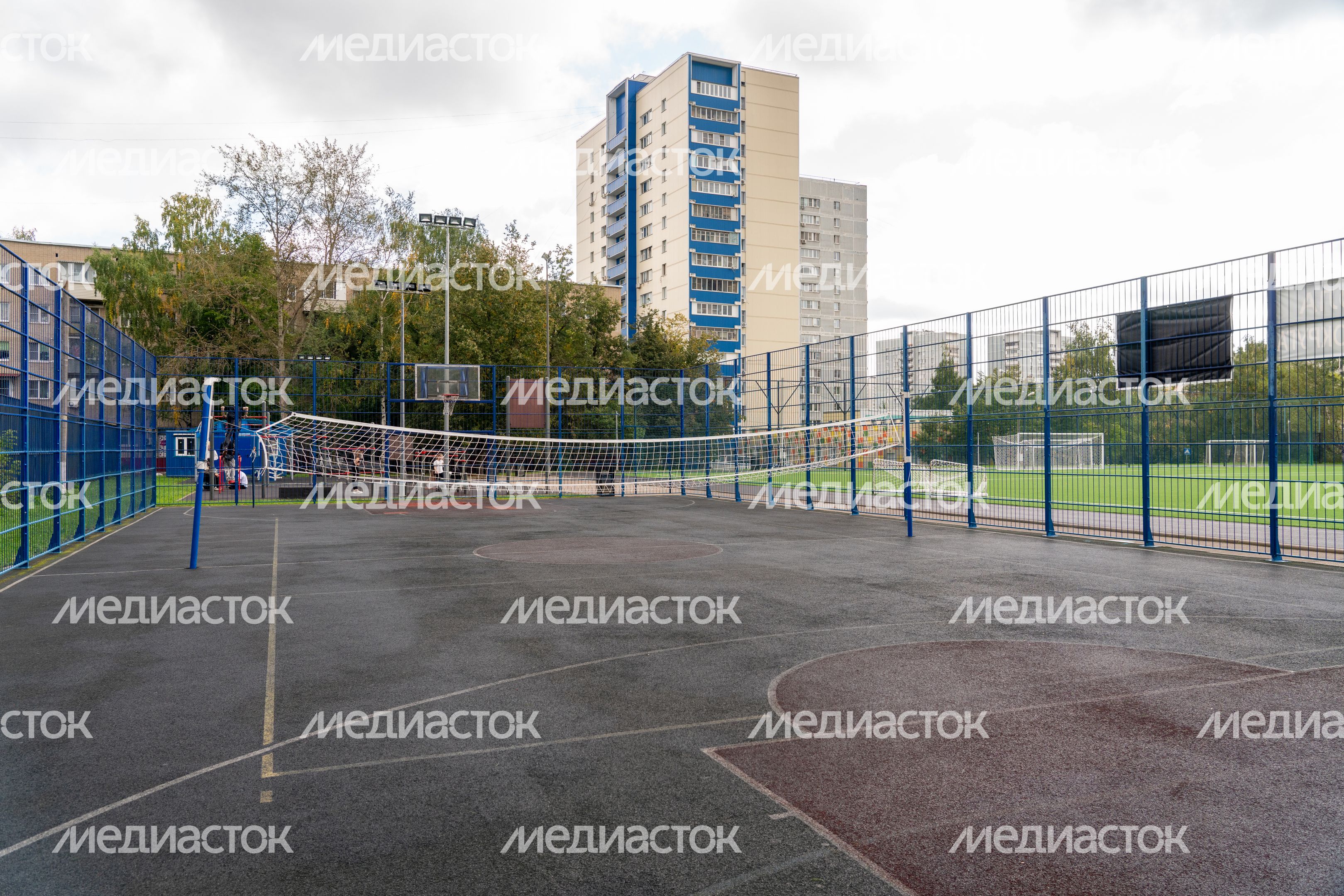 Футбольный стадион после реконструкции на улице Солнечной в Одинцово