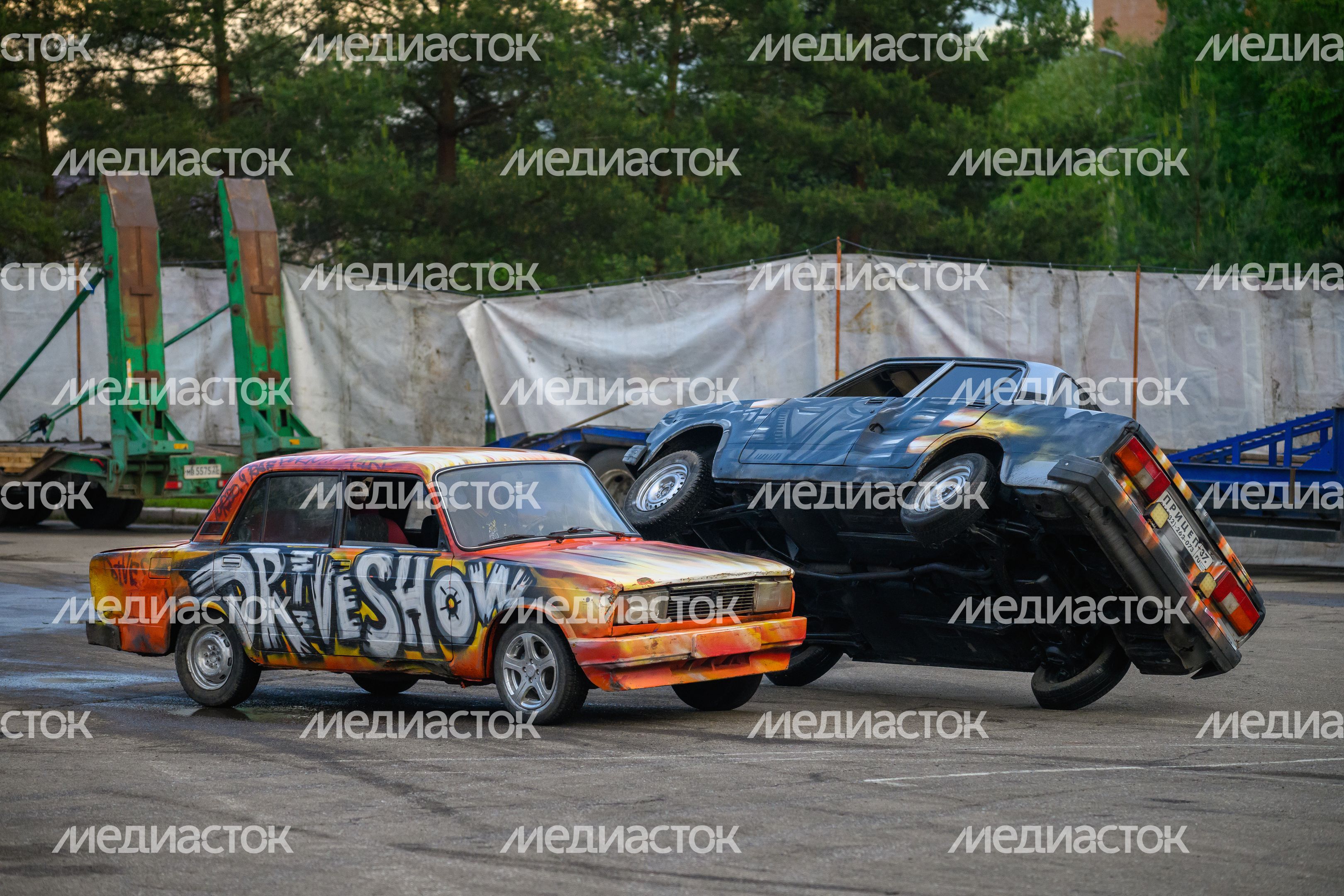 Невероятные трюки на автомобилях на шоу каскадеров в Чехове Невероятные трюки на автомобилях на шоу каскадеров в Чехове