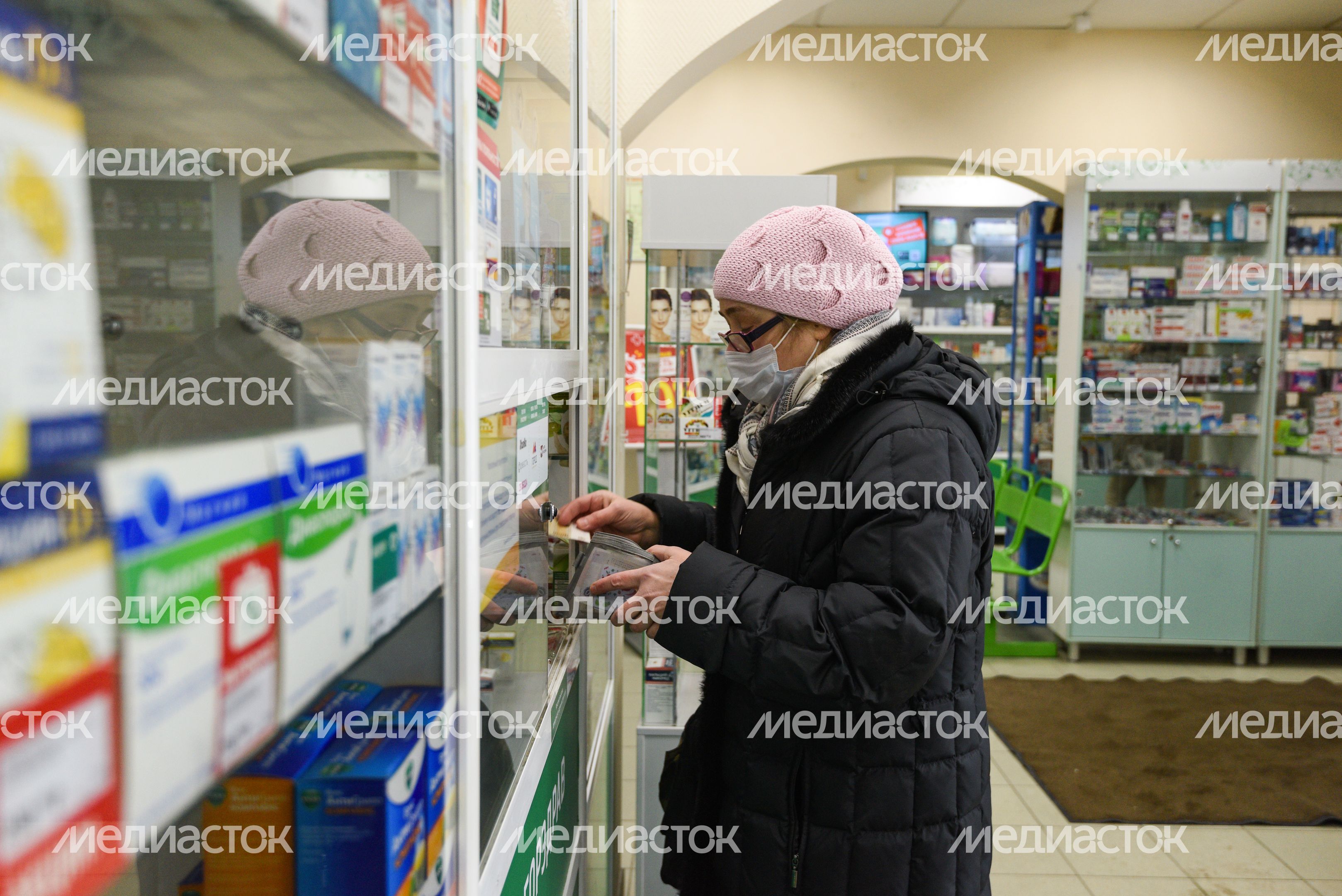 Люди в масках в период эпидемии коронавируса