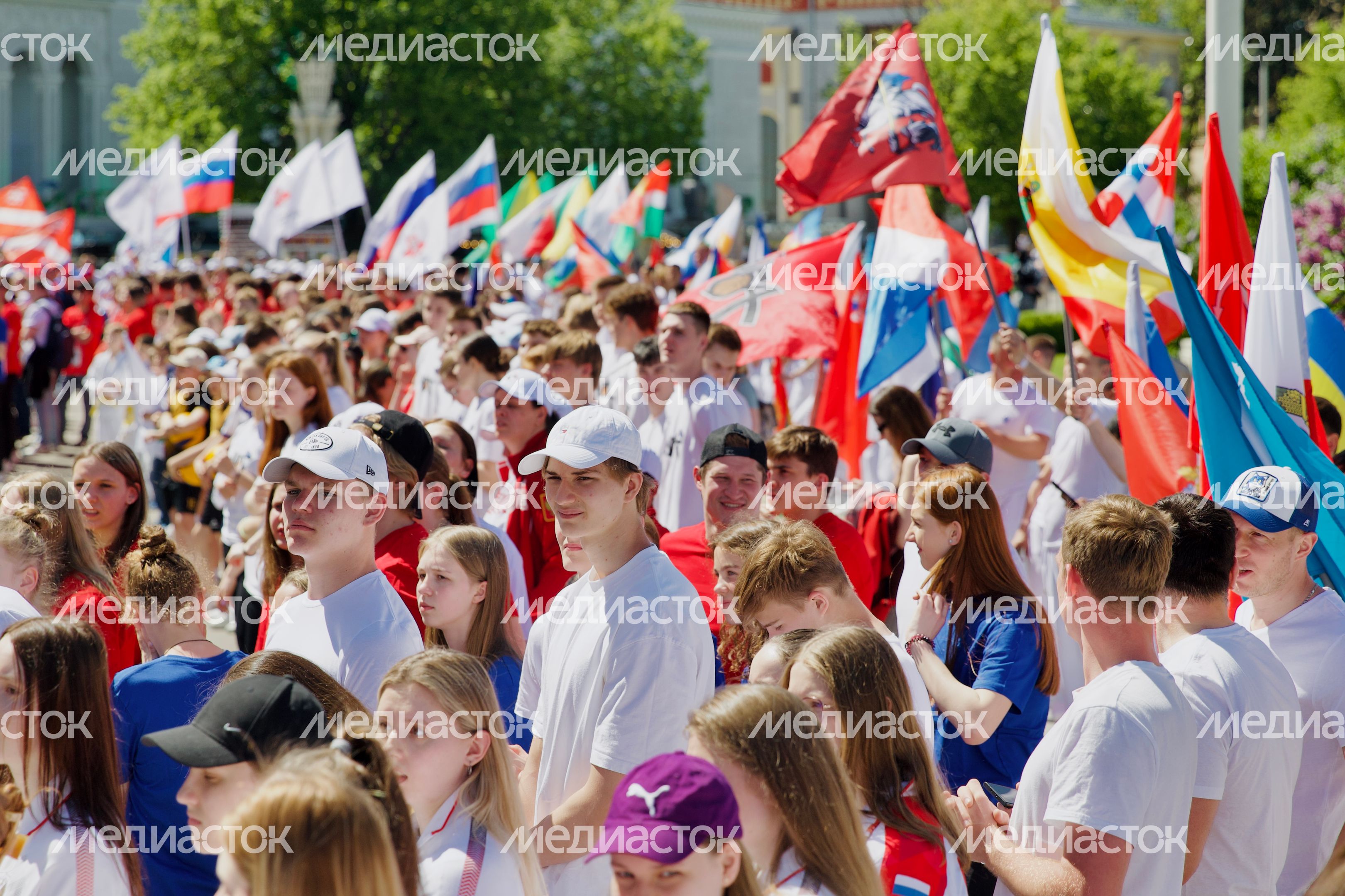 Подмосковные спортсмены с семьями присоединились к параду-шествию на ВДНХ