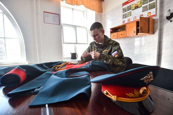 Подготовка военнослужащих отдельного комендантского Преображенского полка к военному параду на Красной площади