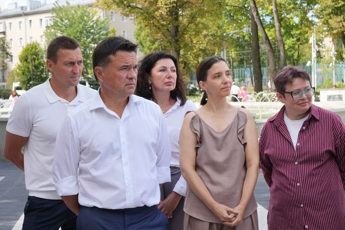 Андрей Воробьев проверил благоустройство площади Мира в Мытищах