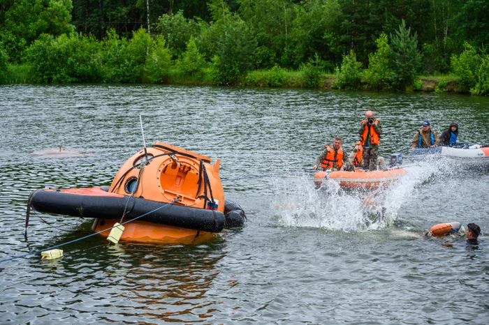 Тренировка космонавтов по действиям после посадки на воду в Ногинске