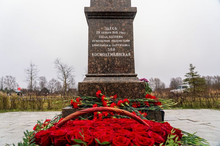 Цветы к места казни Зои Космодемьянской в музее «Зоя» Рузского округа