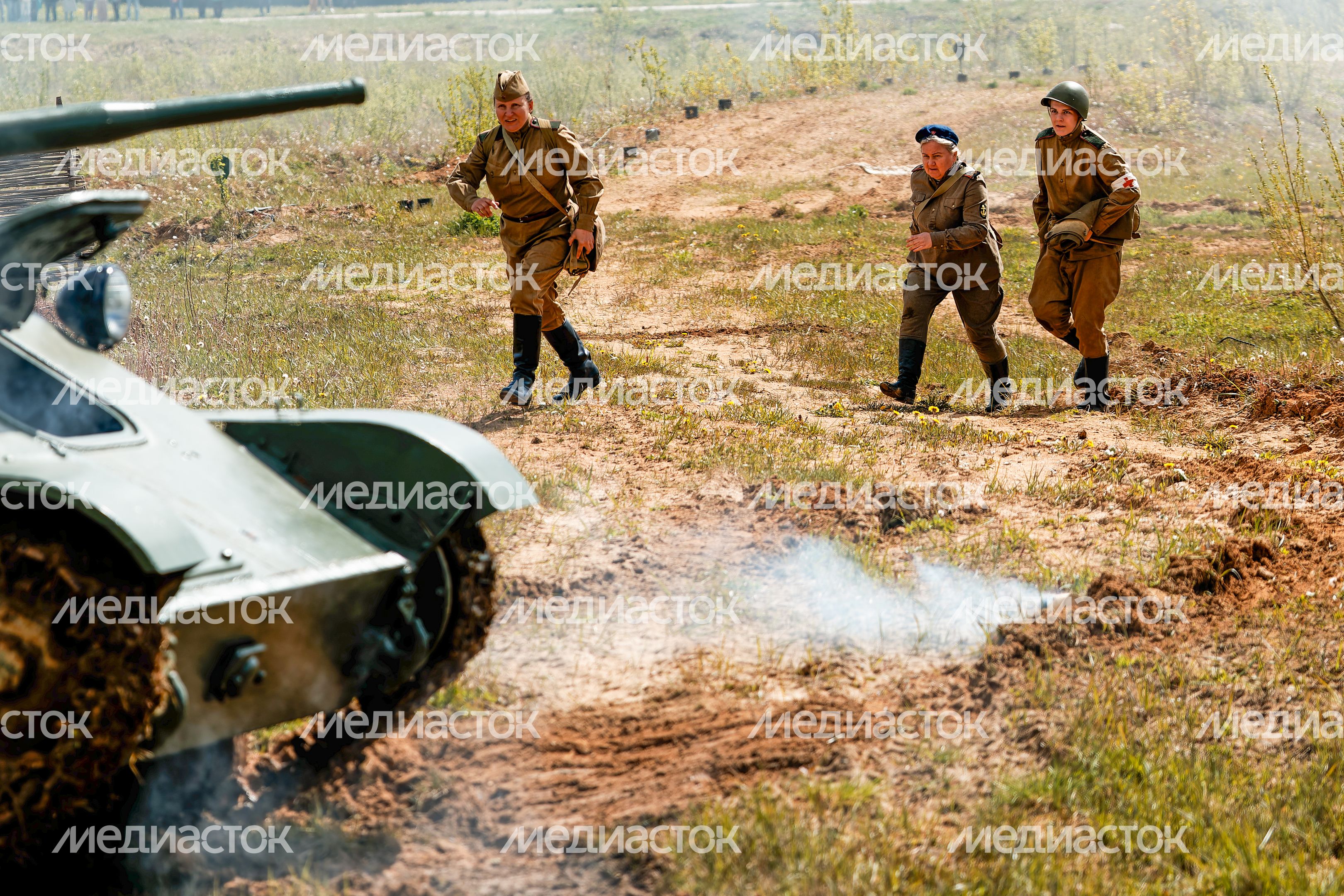 Военно-историческая реконструкция боя Великой Отечественной войны с техникой и авиацией в парке «Патриот» Одинцовского округа Военно-историческая реконструкция боя Великой Отечественной войны с техникой и авиацией в парке «Патриот» Одинцовского округа