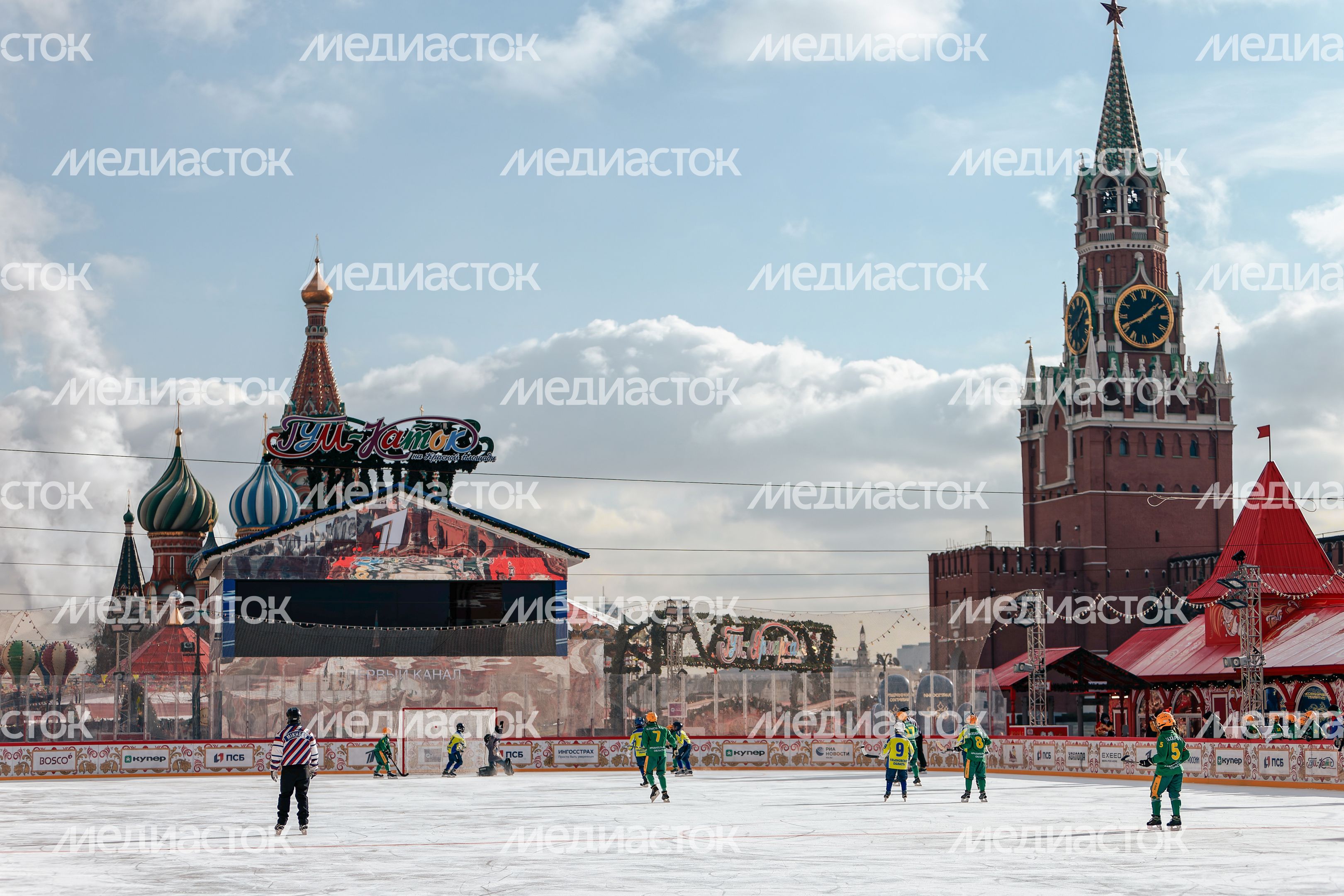 Подмосковные хоккеисты сыграли в матче на Красной площади в Москве