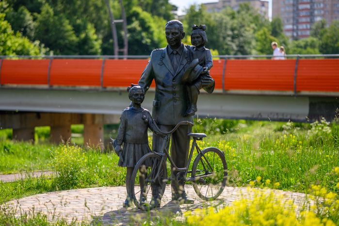 Памятники космонавтам в ЖК «Лукино-Варино» поселка Свердловский округа Лосино-Петровский