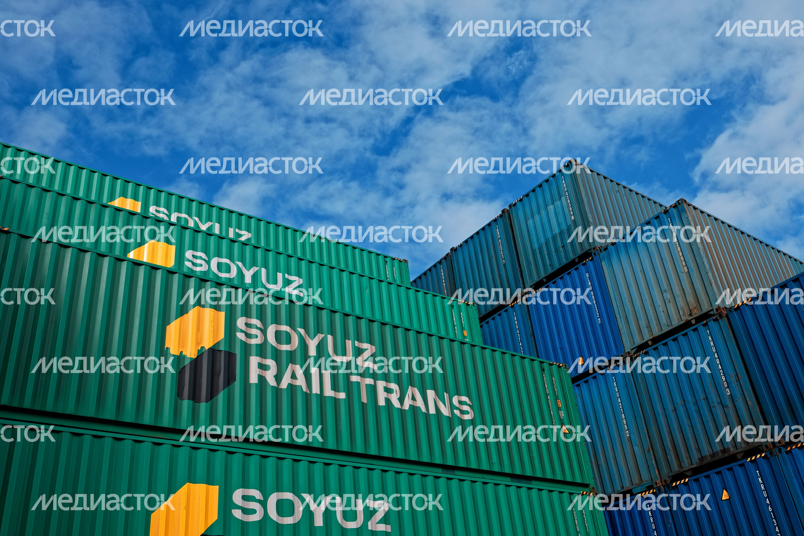 Разгрузка контейнеров на транспортно-логистической площадке «Селятино»