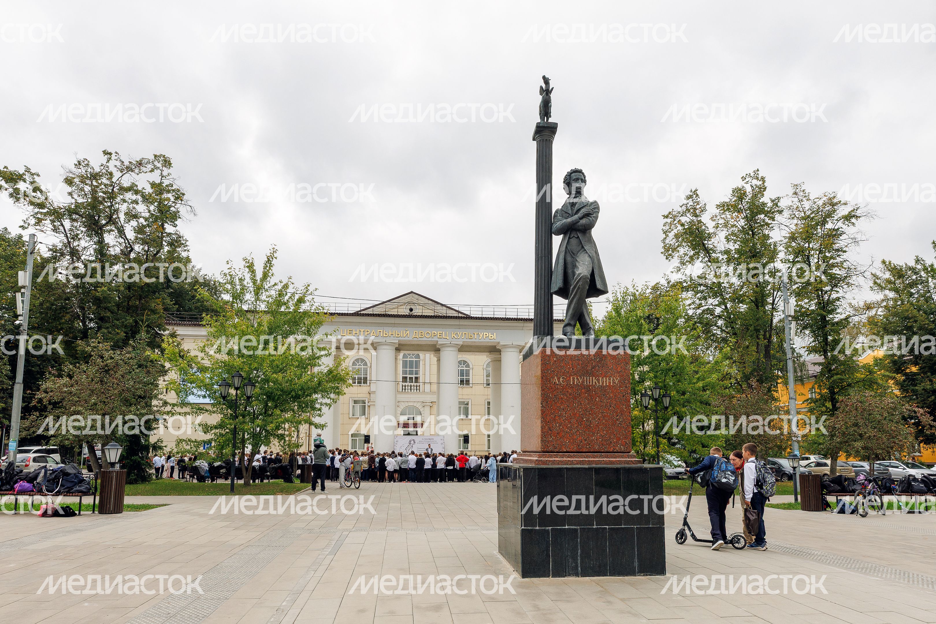 Памятник поэту А.С. Пушкину на площади у Центрального дворца культуры в Щелково Памятник поэту А.С. Пушкину на площади у Центрального дворца культуры в Щелково