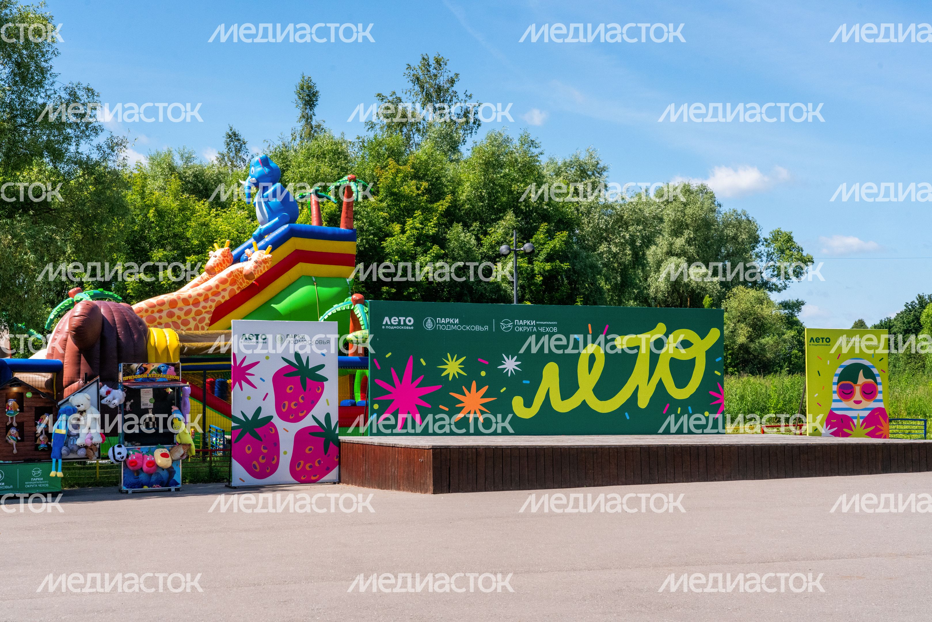Сцена в городском парке культуры и отдыха в Чехове летом