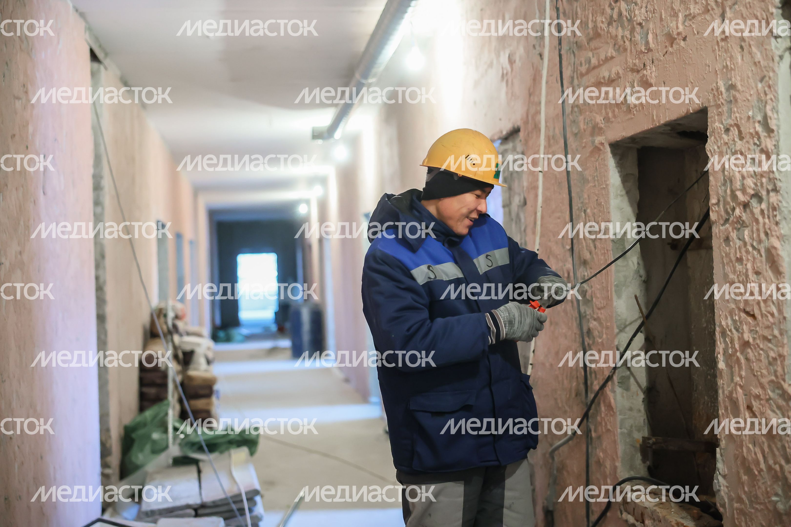 Рабочие ремонтируют поликлинику в Дзержинском