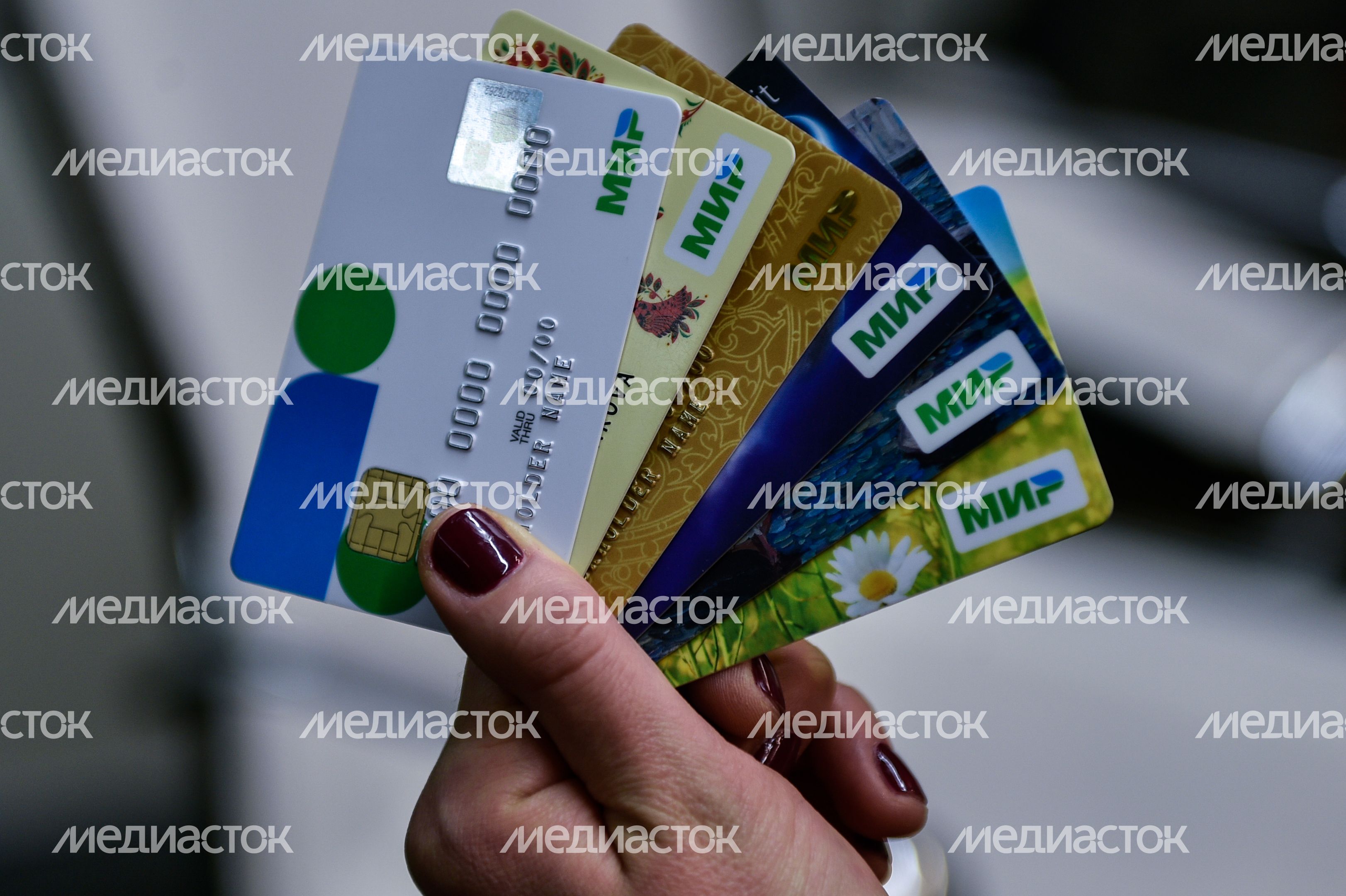Банковская карта МИР