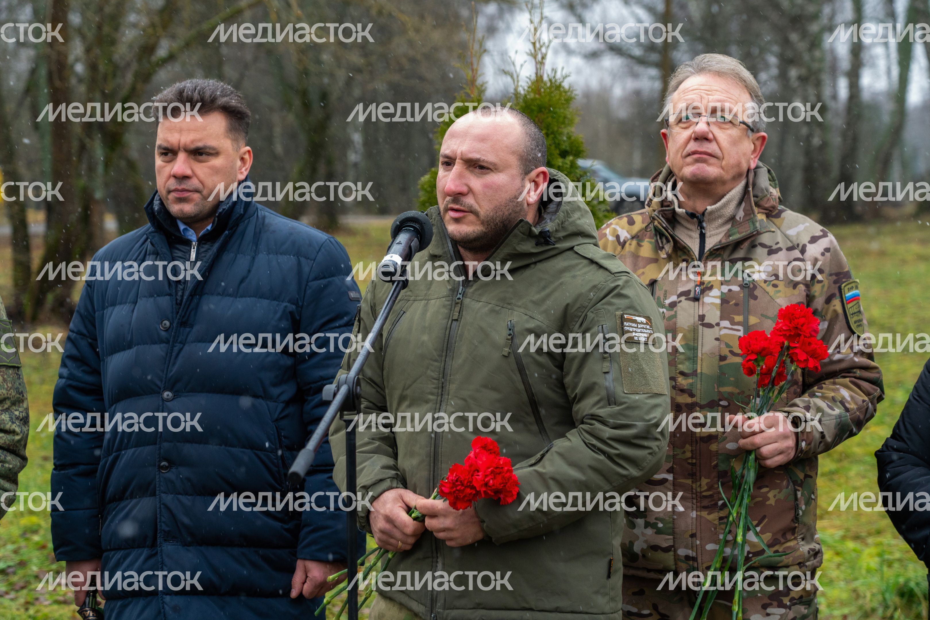 Кавалер медали Суворова, участник СВО Роман Гомыляев на возложении цветов к могиле Неизвестного солдата Кавалер медали Суворова, участник СВО Роман Гомыляев на возложении цветов к могиле Неизвестного солдата