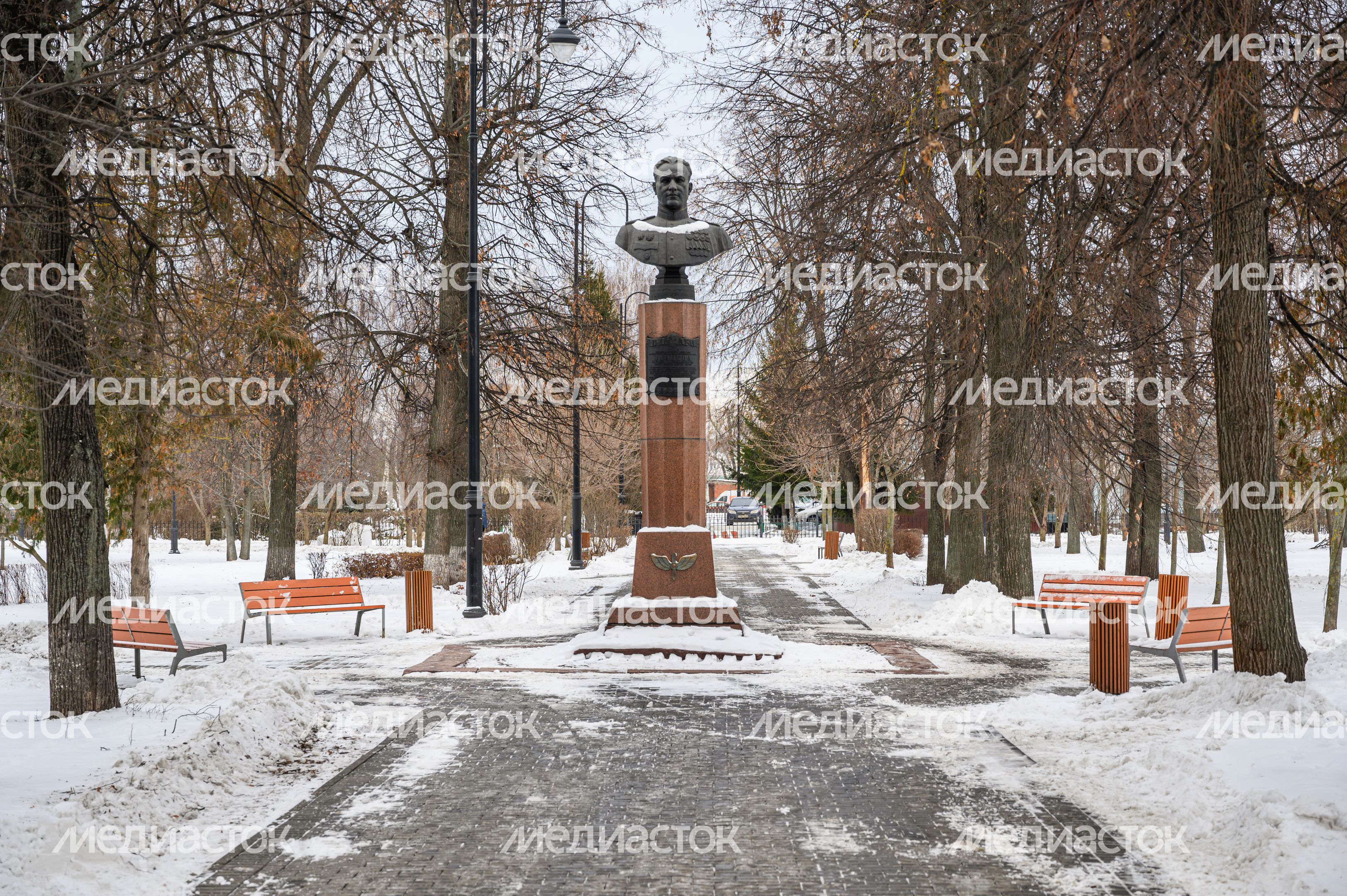Бюст дважды Героя Советского Союза В.А. Зайцева в сквере его имени в Коломне