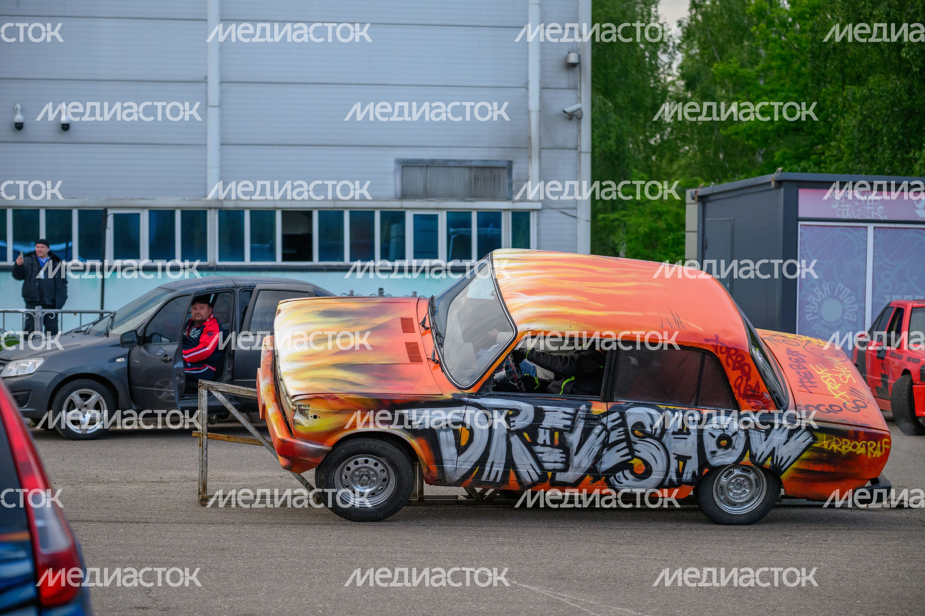 Невероятные трюки на автомобилях на шоу каскадеров в Чехове Невероятные трюки на автомобилях на шоу каскадеров в Чехове