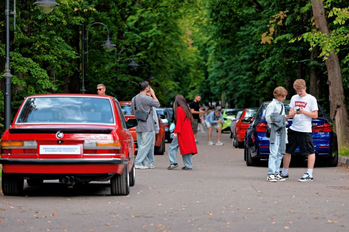 Ретроавтомобили и суперкары на автофестивале «Автовыходные в Архангельском» в округе Красногорск