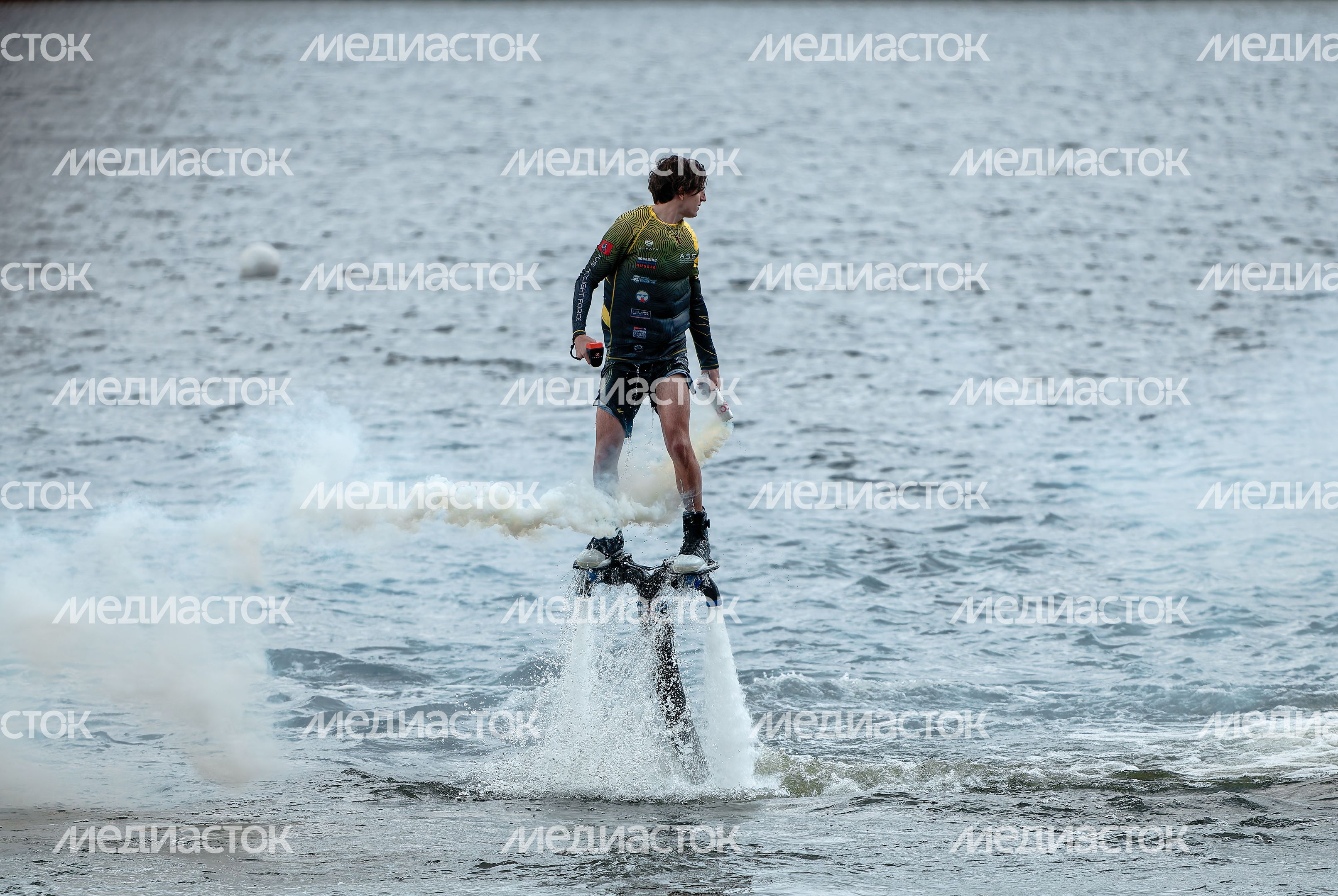 Водное флайборд-шоу провели на пляже «Рублево» на подмосковном солнечном сап-фесте в Красногорске Водное флайборд-шоу провели на пляже «Рублево» на подмосковном солнечном сап-фесте в Красногорске