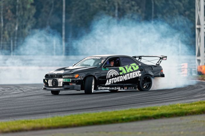 Дрифт-гонка автомобилей по автодрому Moscow Raceway на фестивале «Дрифт Экспо» в Волоколамске