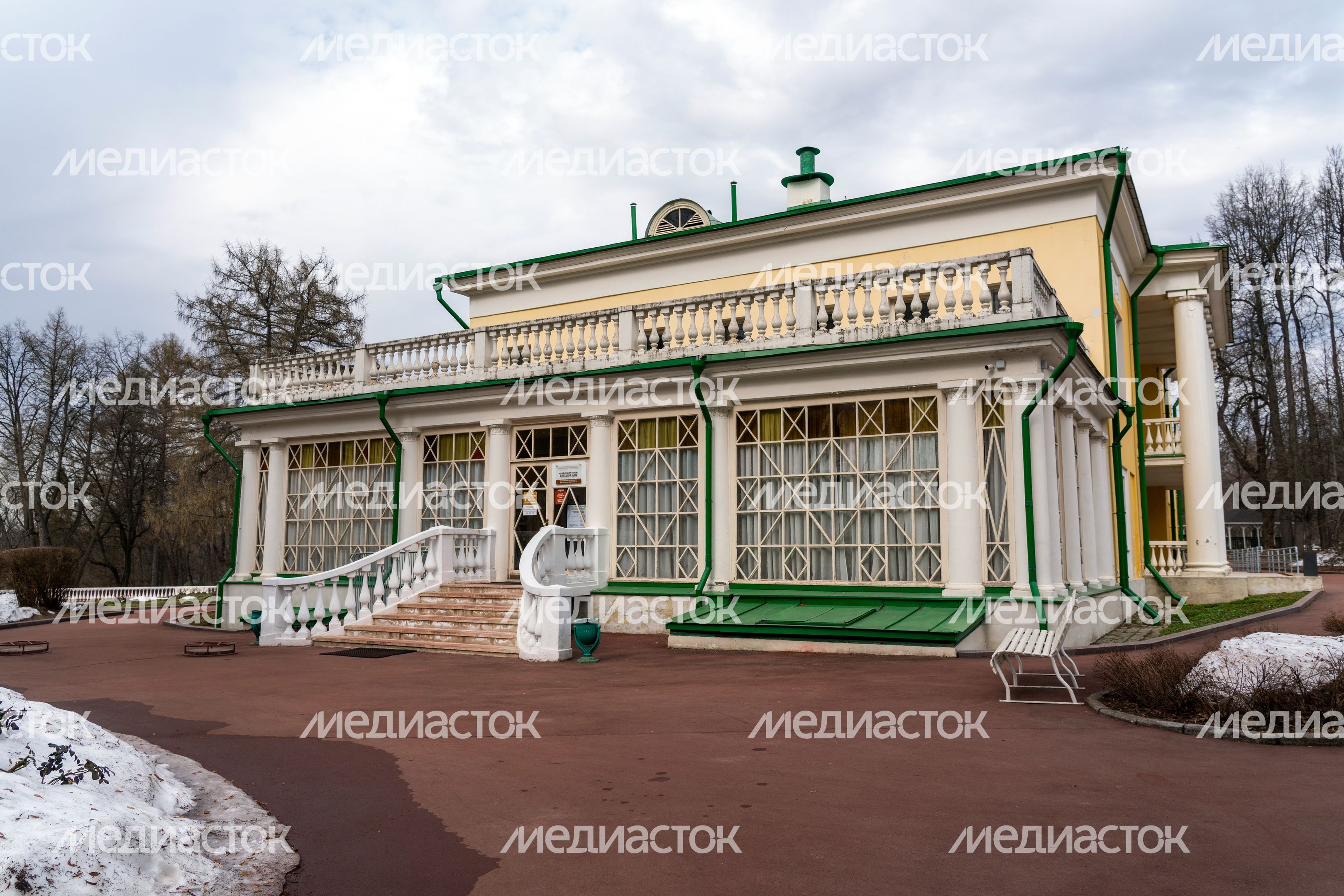 Главный дом усадьбы Горки Ленинские весной Главный дом усадьбы Горки Ленинские весной