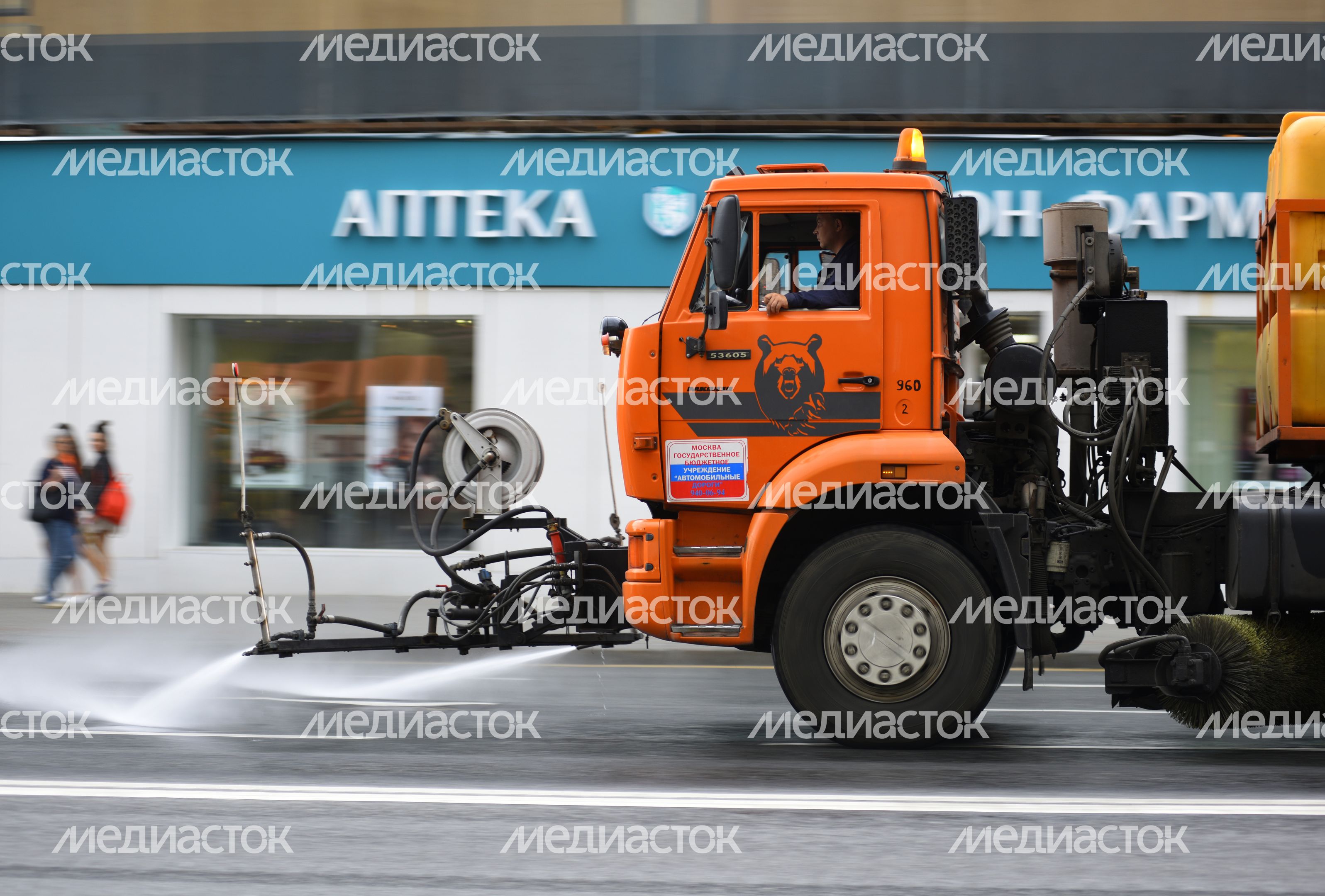 Поливальная машина на Тверской улице в Москве Поливальная машина на Тверской улице в Москве