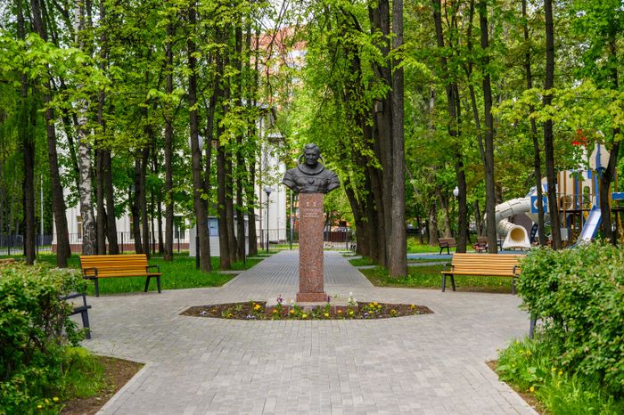 Бронзовый бюст дважды Героя Советского Союза, летчика-космонавта Г.М. Стрекалова в Мытищах