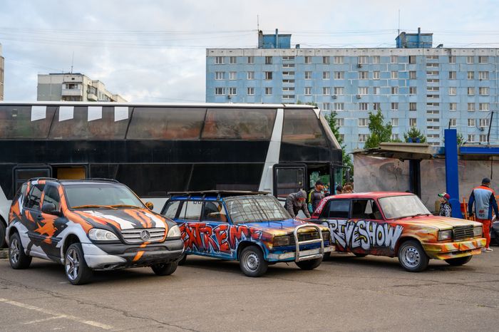 Невероятные трюки на автомобилях на шоу каскадеров в Чехове