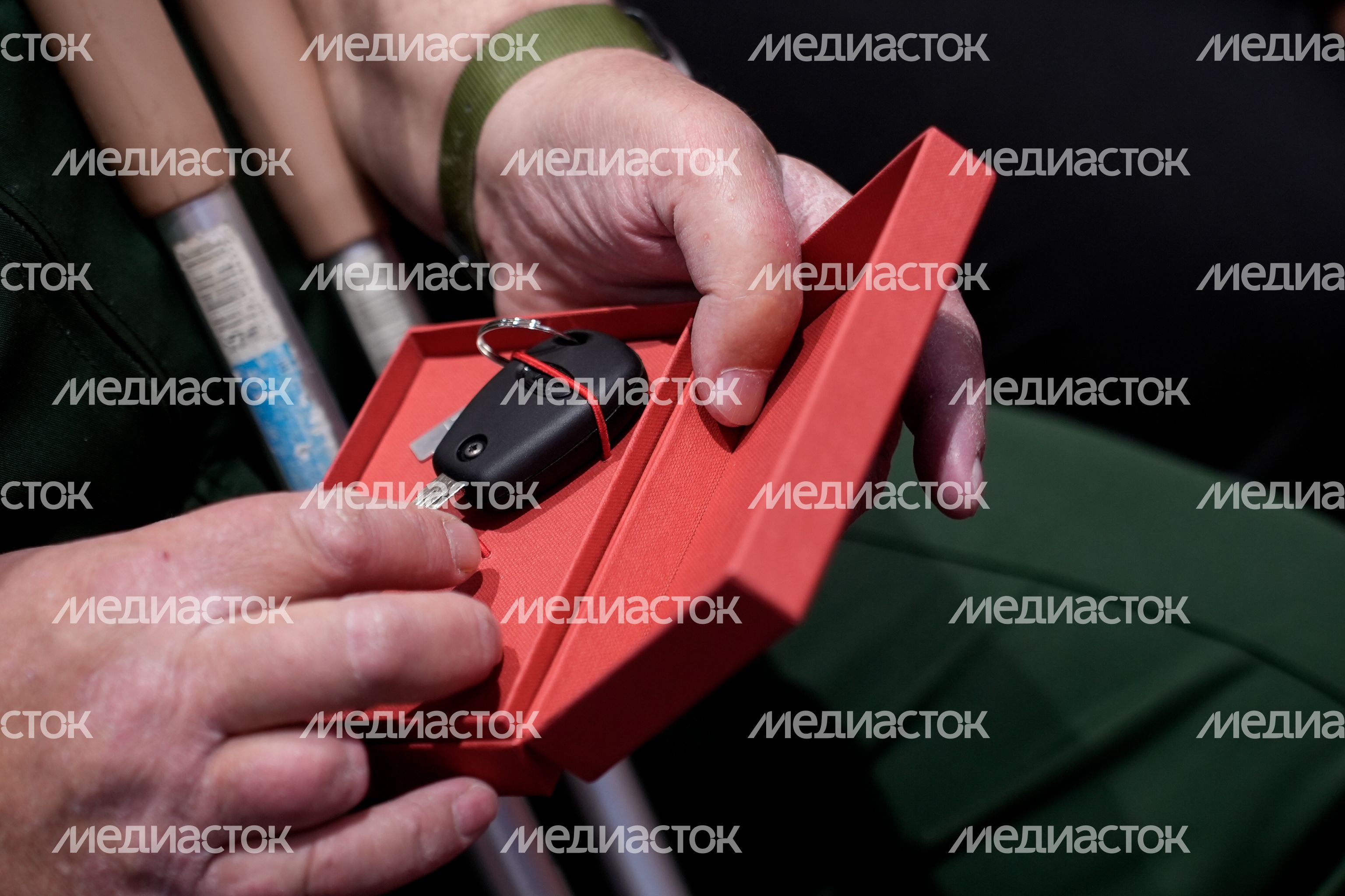 Ветеранам СВО и семьям погибших Героев вручили ключи от автомобилей Ветеранам СВО и семьям погибших Героев вручили ключи от автомобилей