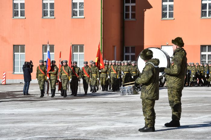 Подготовка военнослужащих отдельного комендантского Преображенского полка к военному параду на Красной площади