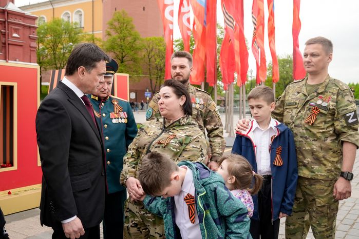 Андрей Воробьев вместе с героями СВО и детьми возложил цветы к Вечному огню у стен Кремля