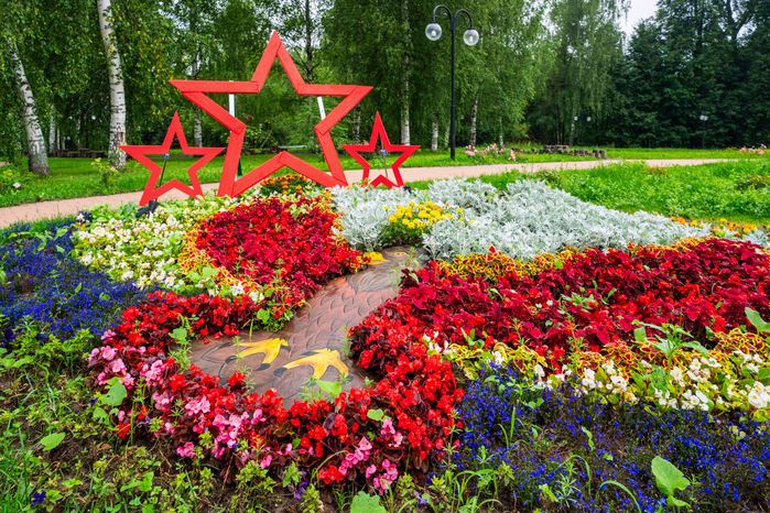 Клумба посвящена городу воинской славы Орел на фестивале флористики и дизайна «Вальс цветов» в Сестрорецком парке города Клин