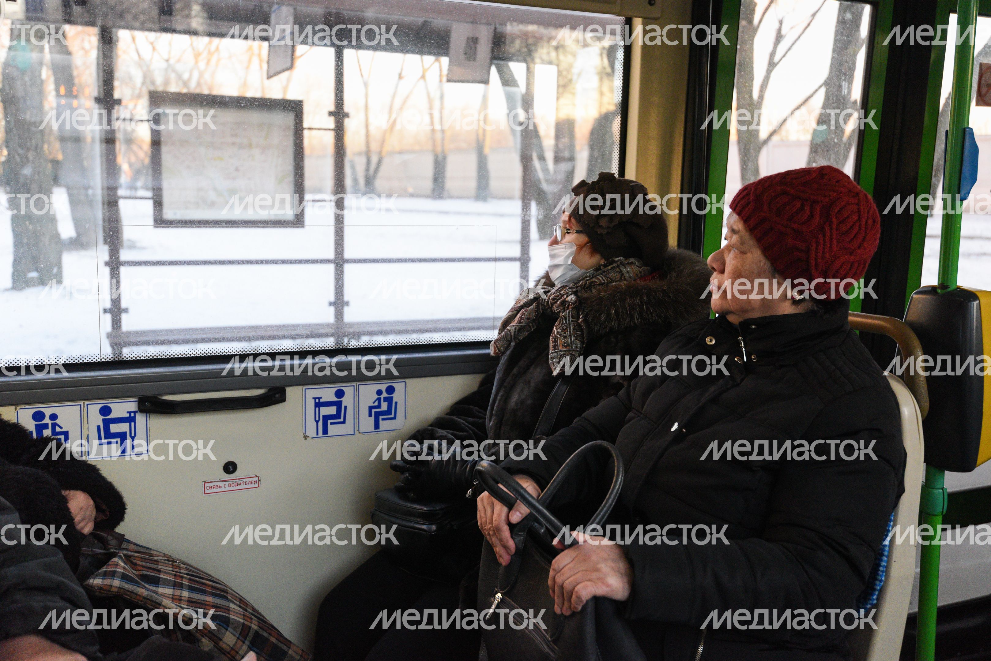 Люди в масках в период эпидемии коронавируса